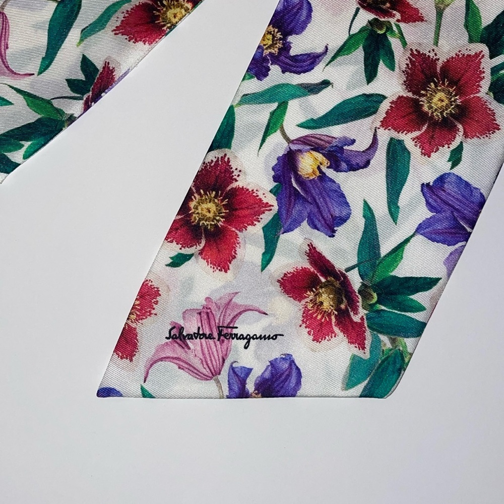SALVATORE FERRAGAMO SILK FLORAL SKINNY SCARF TIE